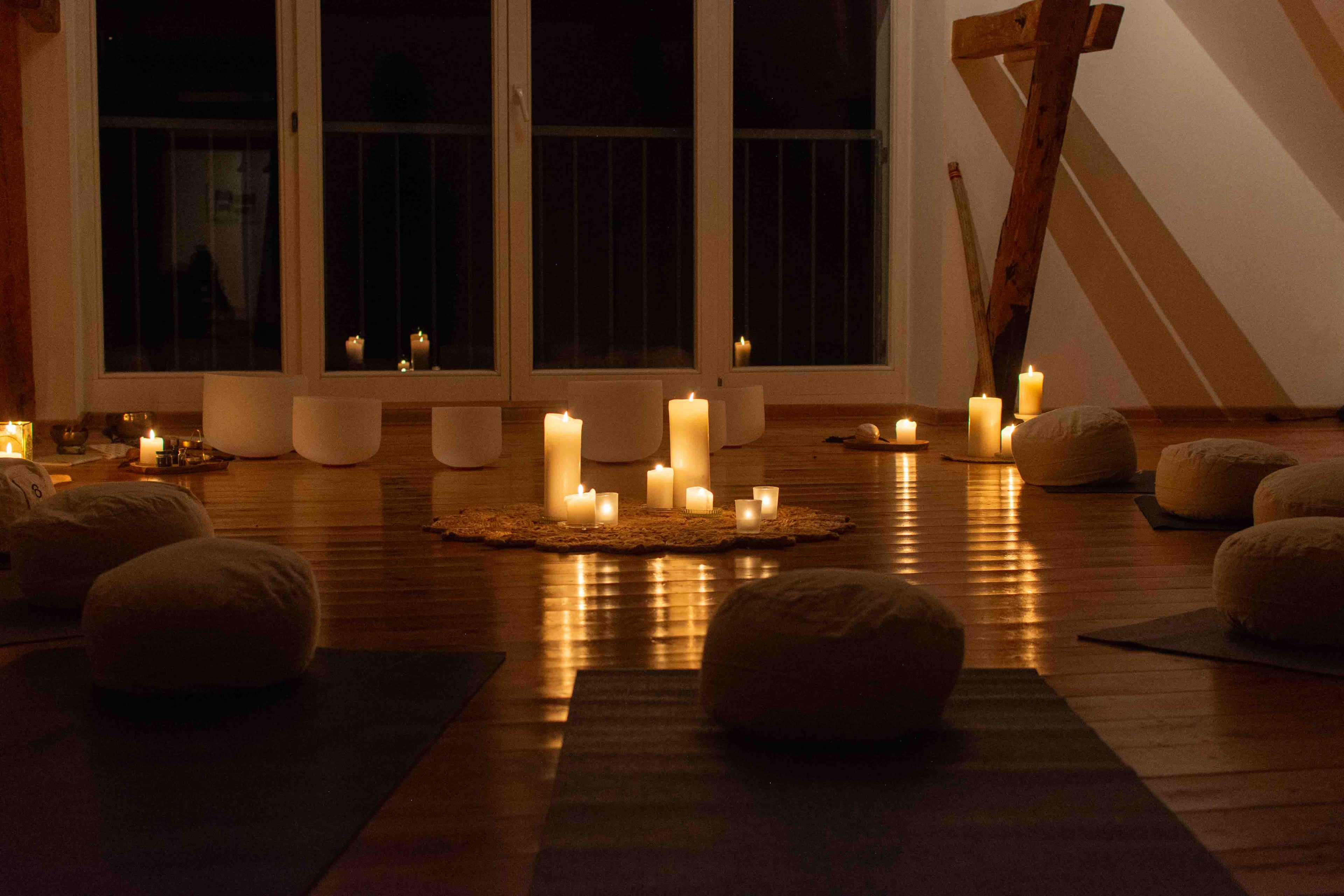 Yoga-Retreat, Sound_Healing, Yoga-Retreat_in_Deutschland, Retreat_fuer_Frauen, Klangschalen_Meditation
