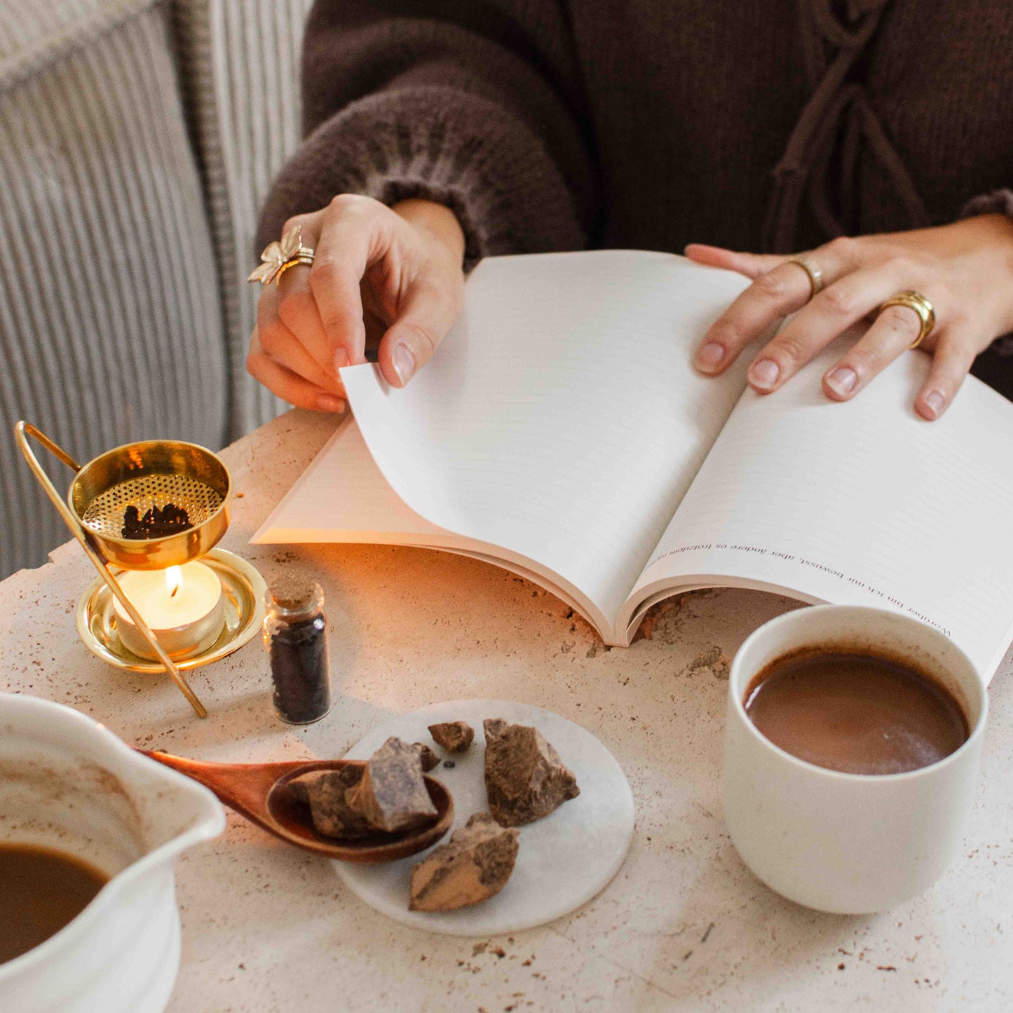 zeremonieller_Kakao, Kakaozeremonie, Styrax-raeuchern, beruhigendes_Raeucherwerk, Ritualkakao, Journalingfragen_gegen_Einsamkeit, Edelkakao