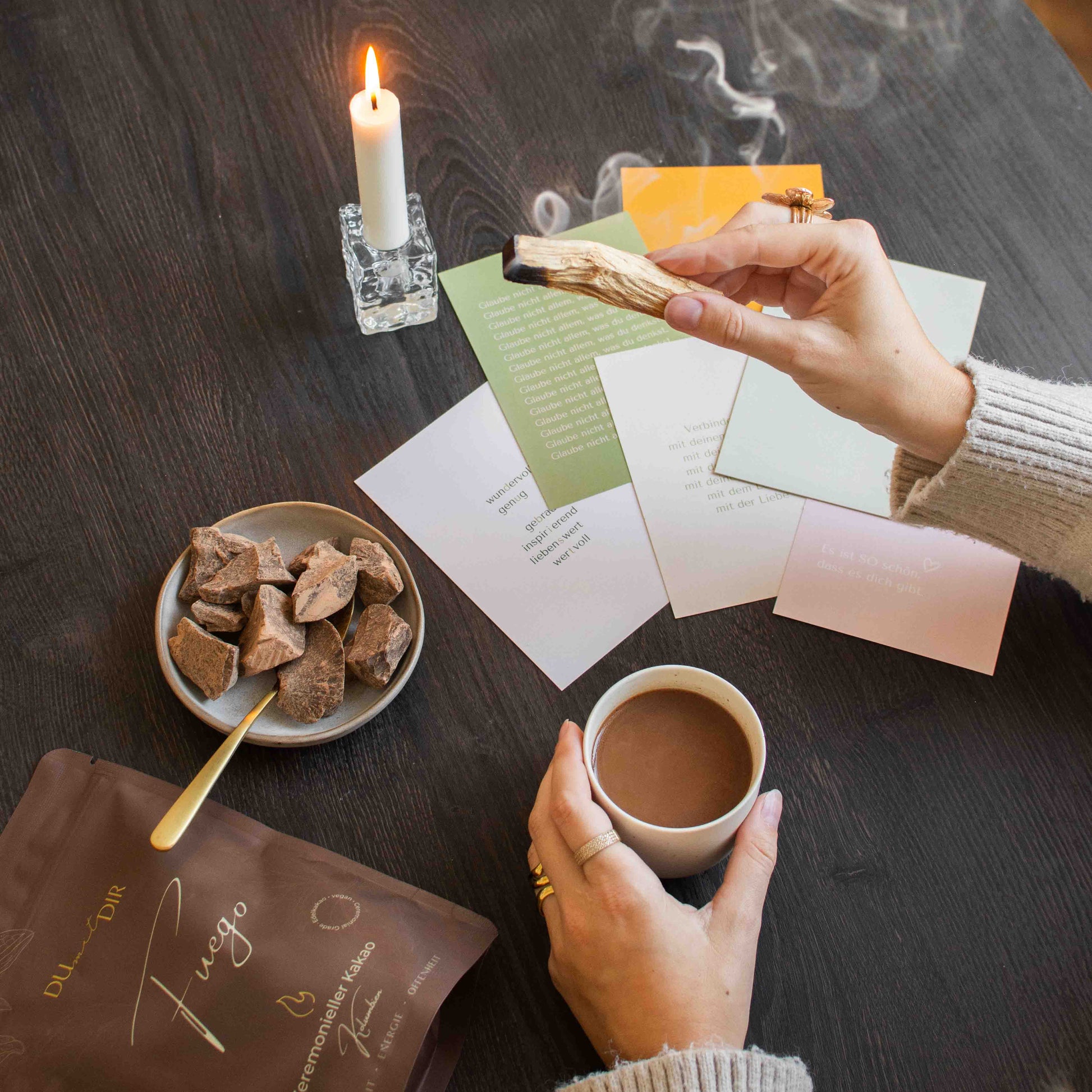 Ritualkakao, zeremonieller_Kakao, Rohkakao, Morgenroutine_fuer_mehr_Energie, Palo_Santo_raeuchern, Affirmationskarten, Kakaozeremonie