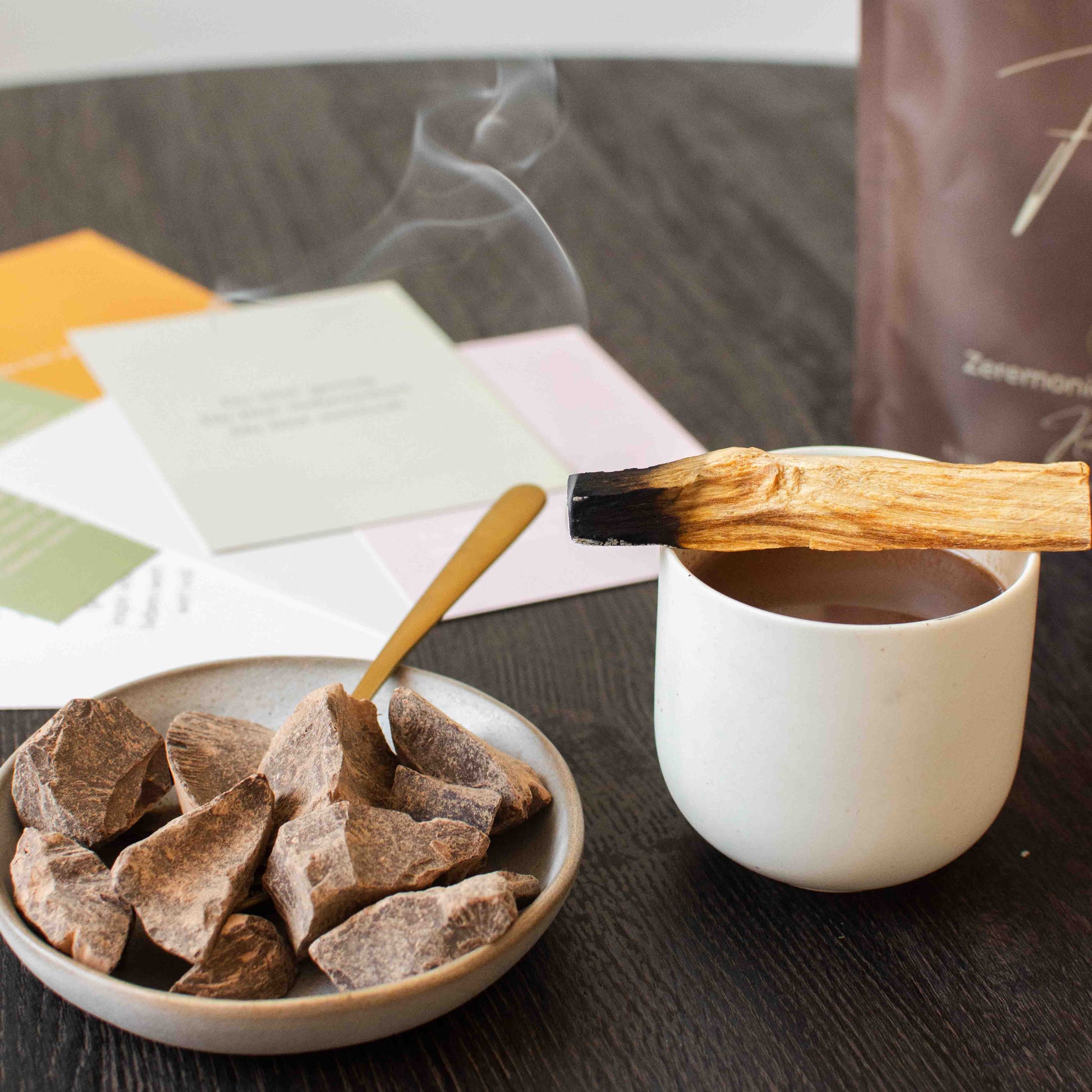 Ritualkakao, zeremonieller_Kakao, Rohkakao, Morgenroutine_fuer_mehr_Energie, Palo_Santo_raeuchern, Palo_Santo_Holz