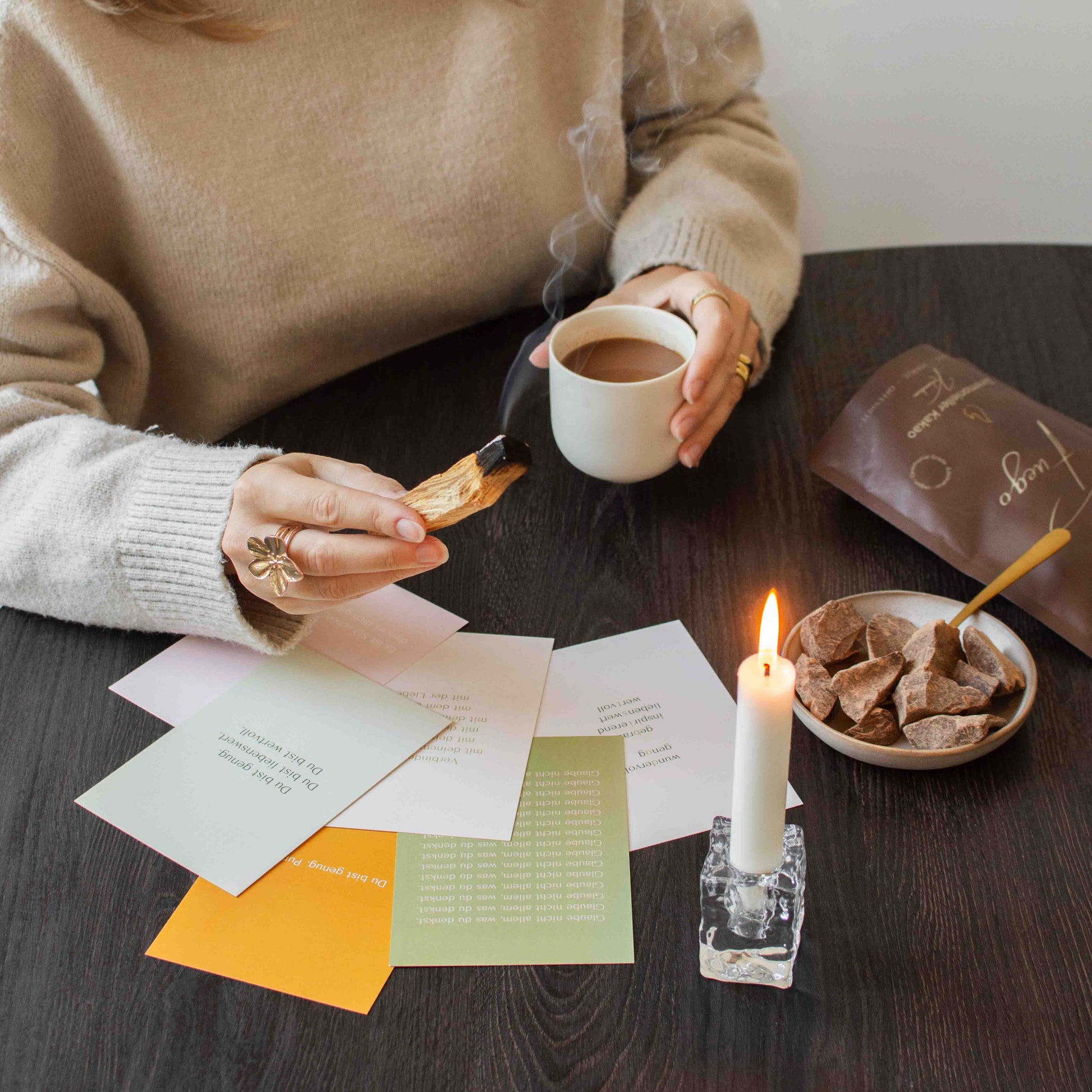 Ritualkakao, zeremonieller_Kakao, Rohkakao, Morgenroutine_fuer_mehr_Energie, Palo_Santo_raeuchern, Affirmationskarten