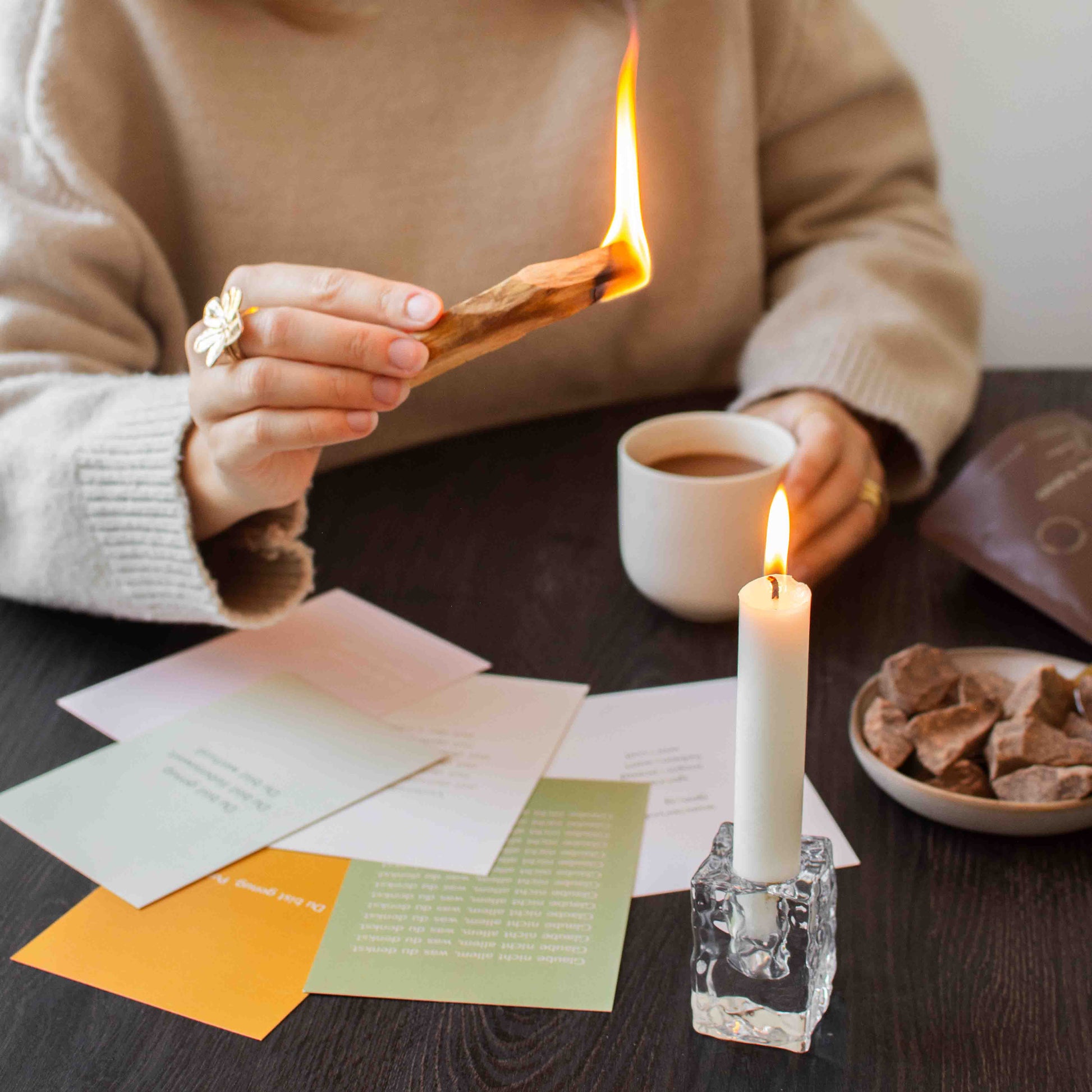 Ritualkakao, zeremonieller_Kakao, Rohkakao, Morgenroutine_fuer_mehr_Energie, Palo_Santo_raeuchern, Affirmationskarten, Kakaozeremonie