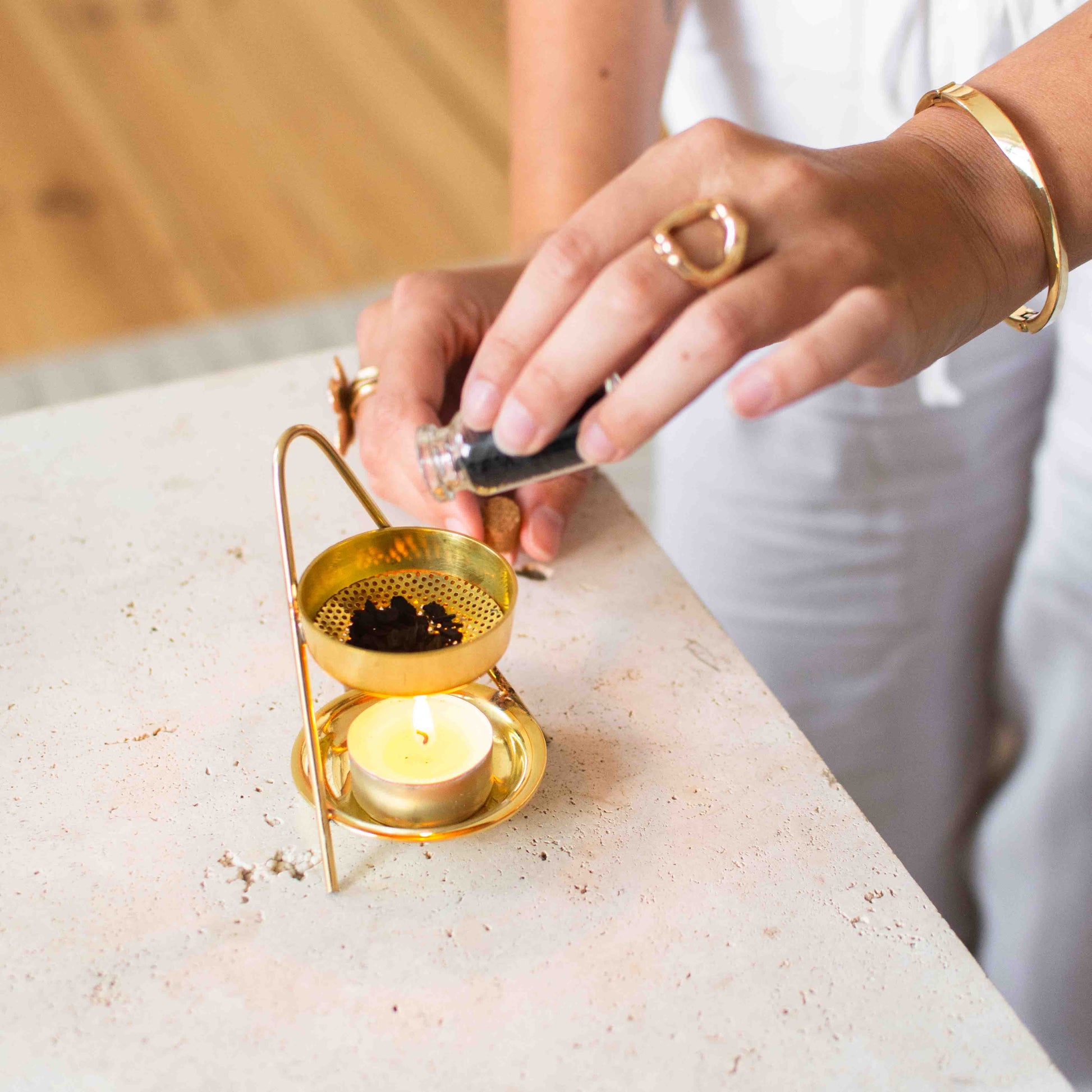 styrax_raeuchern, beruhigendes_raeucherwerk, raeucherstoevchen_gold